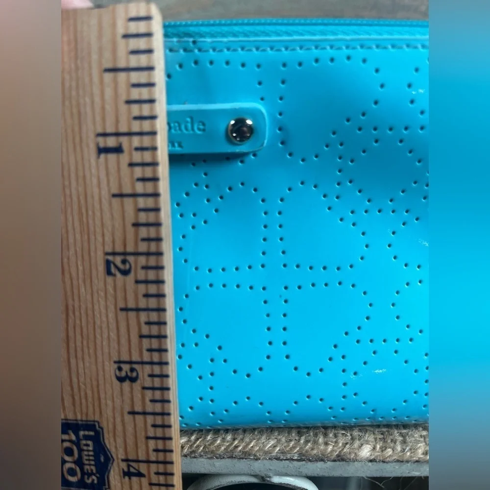 Kate Spade Sparkle cosmetic bag in turquoise patent leather with a 🩵 Pattern